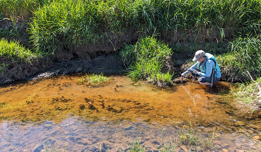 Using a subsurface thermometer to measure shallow groundwater temperatures at locations where groundwater discharges to surface water